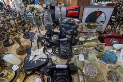 Bari, i mercatini dell'usato: in cerca dell'affare tra vintage, "cafonate" e cimeli
